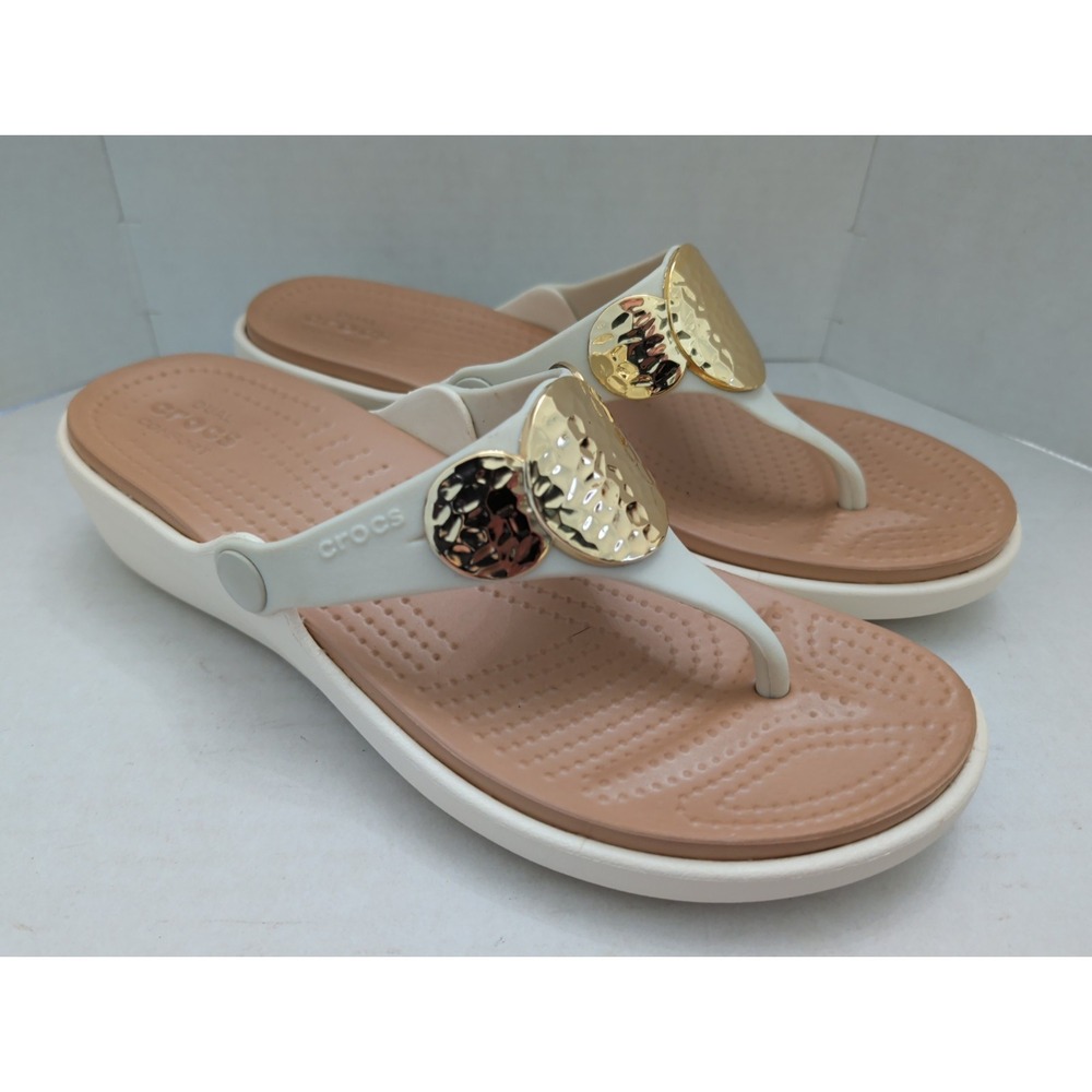 Crocs Sanrah Hammered Circle Wedge Flipflop Sandal Womens Sz 8 Oyster/Gold Metal